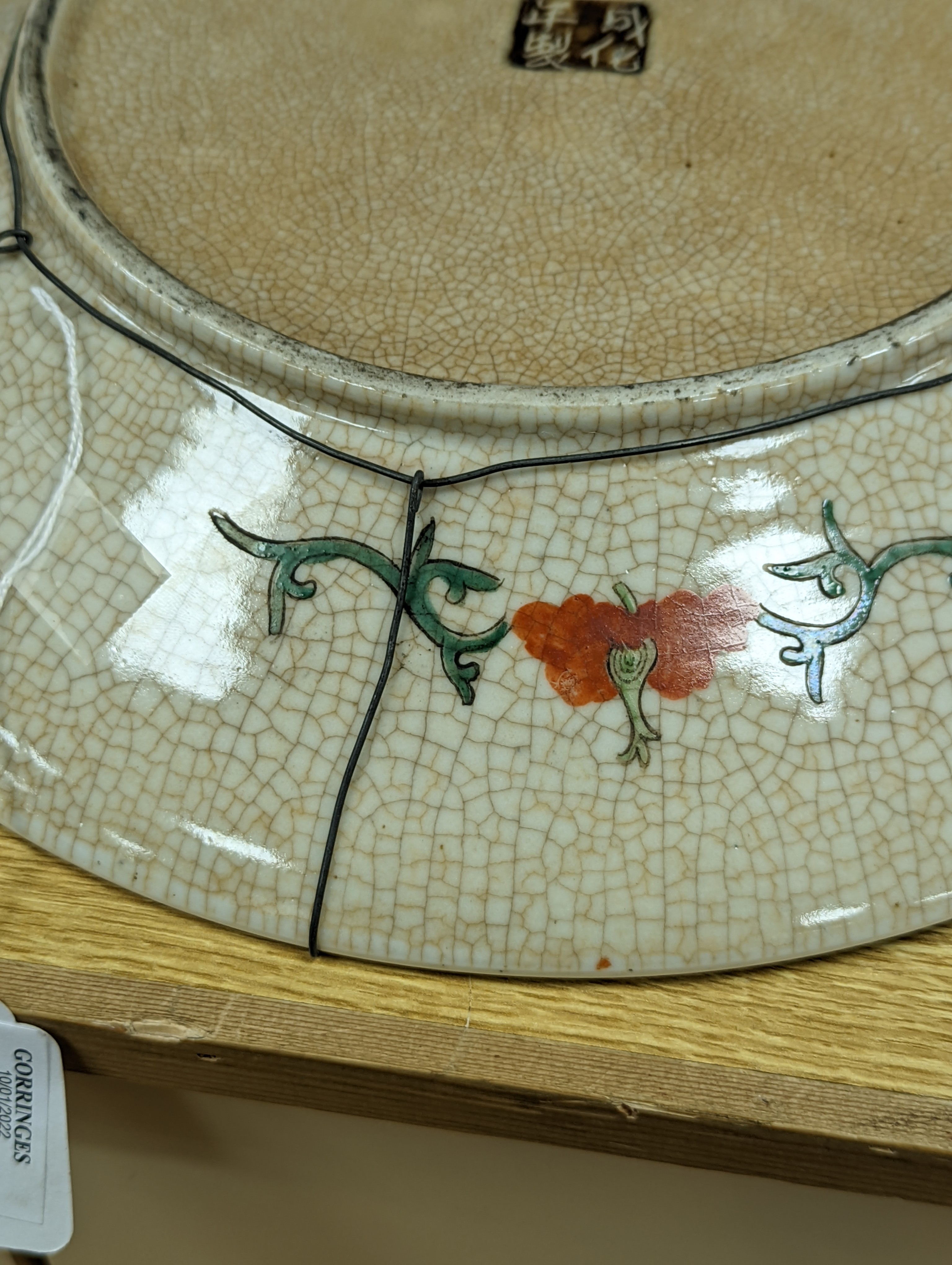 A Chinese crackle glaze dish, early 20th century, depicting a battle scene 33cm